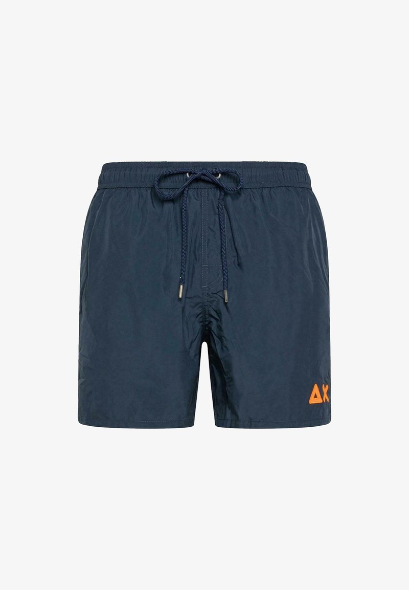 Pantaloni da bagno blu navy realizzati in materiale leggero. Presentano una vita elasticizzata con cordino e un logo arancione sul lato sinistro in basso.