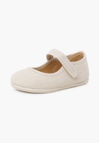 Chaussure Mary Jane beige pour tout-petit, en tissu texturé, bout arrondi, bride ajustable à velcro et semelle souple sur fond blanc.