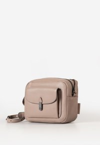 Borsa a tracolla in morbido cuoio beige con finitura testurizzata. Presenta una chiusura con zip, tasca frontale con pattina e tracolla regolabile. Forma rettangolare compatta.