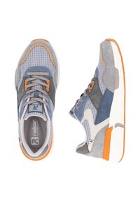 Šedé a modré tenisky vyrobené z materiálů mesh a semiš. Obsahují oranžové akcenty, polstrovaný límec a texturované podrážky pro lepší trakci.