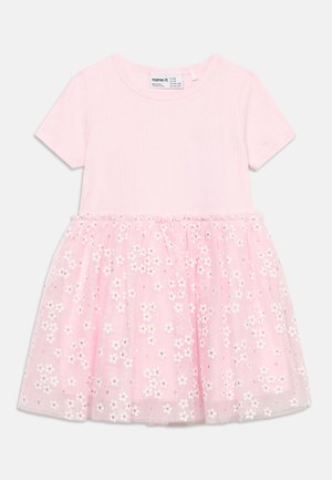 Ροζ φόρεμα για νήπια με κοντά μανίκια και φούστα από τούλι με floral μοτίβο.