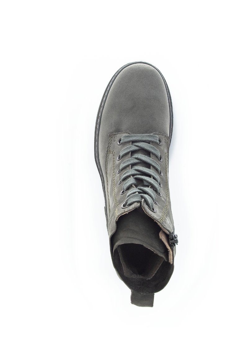 Grauer Wildleder-Ankle-Boot mit runder Zehenform, Metallösen und Schnürverschluss. Verfügt über einen seitlichen Reißverschluss und eine robuste Gummisohle.