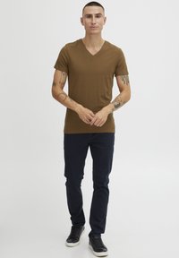Casual Friday CFLINCOLN - Paprasti marškinėliai - coffee liqueúr