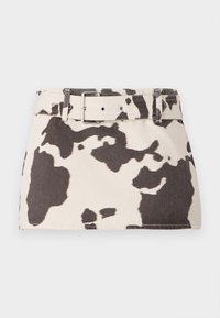 Mini-jupe en denim à imprimé vache avec une taille ceinturée. Présente des formes marron foncé contrastantes sur un fond clair. Tissu texturé avec des coutures robustes.
