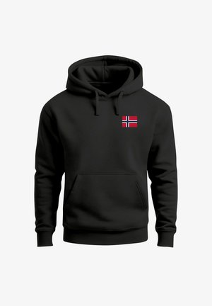 Schwarzer Hoodie mit Fronttasche und Kordelzug, mit einer kleinen norwegischen Flagge auf der oberen linken Brust.