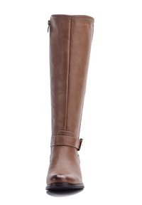 Bota de cuero marrón, hasta la rodilla, con una textura suave, punta redondeada y cremallera lateral. Presenta una correa decorativa con hebilla.