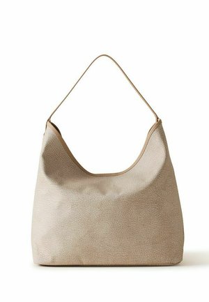 Borsa beige testurizzata con una singola tracolla, base larga e struttura morbida e informale su sfondo bianco.