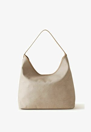 Borsa beige testurizzata con una singola tracolla, base larga e struttura morbida e informale su sfondo bianco.