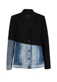Blazer noir combiné à un design de veste en denim bleu, avec manches longues, boutons et poches avant.
