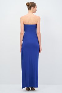 Ohne Träger, blaues Maxikleid mit taillierter Silhouette, glatter Textur und dezentem Glanz. Bodenlang mit geradem Rücken. 