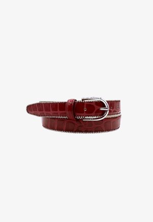 Ceinture en simili cuir rouge avec une texture crocodile, boucle en métal argenté et détails décoratifs en clous le long des bords.