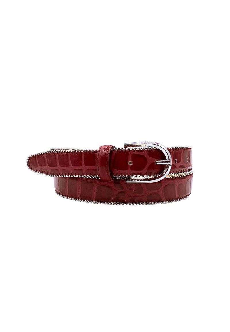 Ceinture en simili cuir rouge avec une texture crocodile, boucle en métal argenté et détails décoratifs en clous le long des bords.