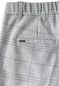 Grijze broek met een subtiele ruitpatroon, voorzien van een achterzak en een zachte, gestructureerde stof. Elastische tailleband.