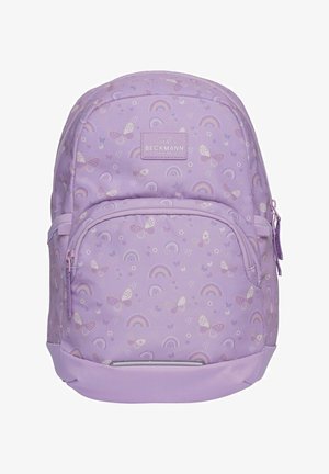 Zaino Beckmann viola con motivi di farfalle e arcobaleno, tasca frontale con cerniera e etichetta superiore su sfondo semplice.