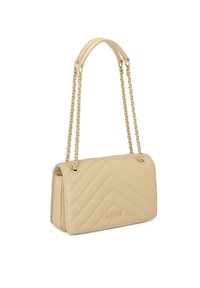 Bežová kožená taška na rameno s prešívaným chevron vzorom, zlatými reťazovými popruhmi a reliéfnym logom. Obdĺžnikový tvar, hladká textúra.