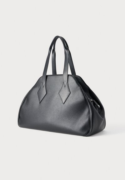 Μαύρη δερμάτινη τσάντα χειρός με στρογγυλεμένο σχήμα, που διαθέτει δύο μακριές λαβές και διακοσμητικά διαμαντένια σχήματα στα πλάγια. Λείο υλικό.