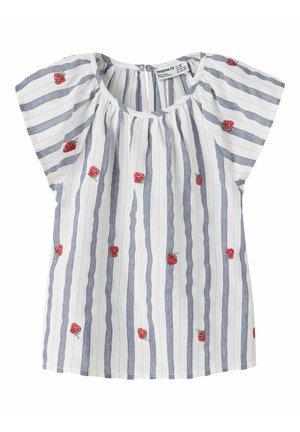 Biała bluzka z krótkim rękawem, z pionowymi niebieskimi paskami i rozrzuconymi małymi czerwonymi nadrukami truskawek, z okrągłym dekoltem i zapięciem na guziki z tyłu.