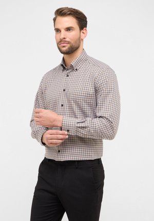 Button-down-Hemd mit Karomuster in Beige und Marineblau, langärmelig und mit Spread-Kragen. Verfügt über schwarze Knöpfe und eine taillierte Passform.