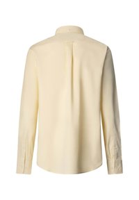 Vista trasera de una camisa de vestir de manga larga de color crema con puños abotonados y un solo pliegue debajo del cuello.