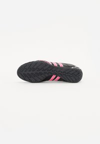 Sorte sportsko med rosa striper og teksturert gummisåle. Har en glatt overdel og et slitesterkt mønster på sålen for godt grep.