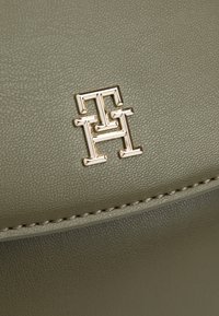 Tommy Hilfiger CHIC CROSSOVER - Cross body bag - utility olive