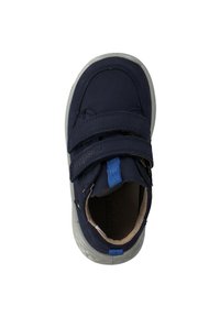 Granatowe dziecięce buty z dwoma zapięciami na rzepy, zaokrąglony kształt, gumowa podeszwa i kontrastujące jasnoszare akcenty na podeszwie.
