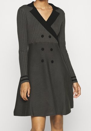 Robe à manches longues arrivant aux genoux, couleur anthracite, avec haut côtelé, jupe évasée, col à revers noir et détails de boutons croisés.