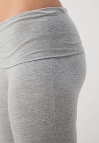 Hallid leggings pehmest ja venivast kangast. Omada laia paela ja sileda tekstuuri, millel on lameõmblused mugavuse ja paindlikkuse tagamiseks.