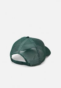 Căciulă de baseball verde, cu o față structurată și spate din plasă. Are un vârf rotunjit și un sistem de închidere ajustabil cu apăsare la spate.