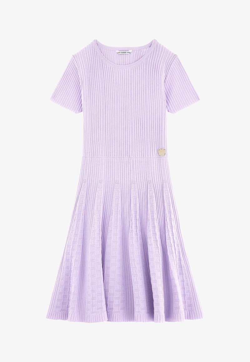 Robe courte en maille côtelée lilas à manches courtes avec corsage ajusté, jupe évasée texturée et petit détail en métal en forme de cœur à la taille.