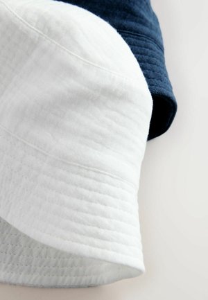 Kaks ämbrimütsi: üks valge tekstuurse pinnaga ja teine tumesinine ühtlase viimistlusega. Mõlemal on laiad äärtega ning lihtne õmblus.