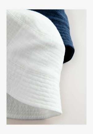 Zwei Bucket-Hüte: einer weiß mit strukturierter Oberfläche und einer in Marineblau mit glatter Oberfläche. Beide haben breite Krempen und einfache Nähte.