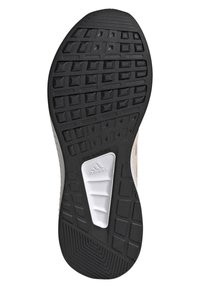 Černá gumová podrážka s texturovanými gripovými vzory, bílý mezipodešev a kontrastní logo "adidas". Odolný, neznačkový design.