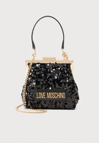 Mala preta com lantejoulas, com estrutura dourada, alça superior e correia de corrente destacável. Apresenta um emblema com o logótipo na parte dianteira.