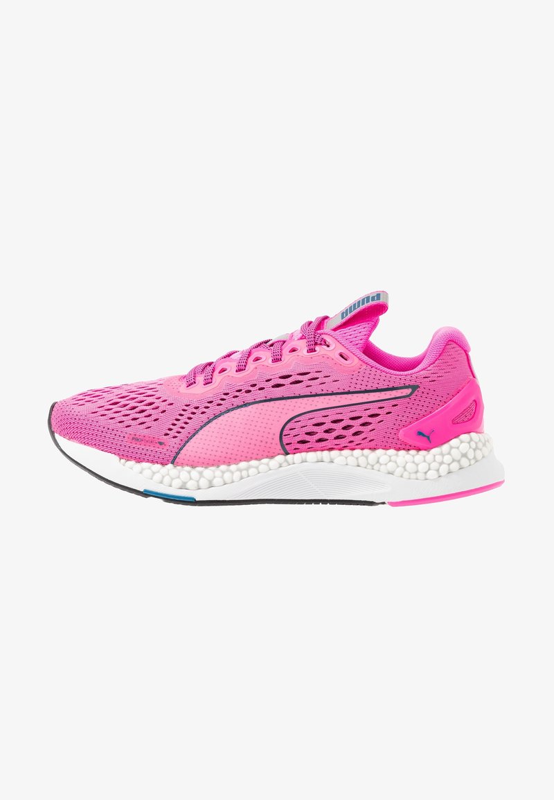 Scarpa sportiva leggera di colore rosa con tomaia in rete, dettaglio di ammortizzazione circolare e suola bianca a contrasto. Presenta lacci e dettagli con logo.