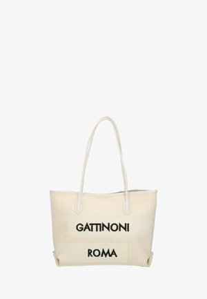 Grote crèmekleurige tote bag met geperforeerde textuur, voorzien van zwarte letters "GATTINONI" en "ROMA" op witte banden. Dubbele handvatten.