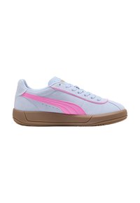 Zapatillas de ante azul claro con acentos en rosa, con suela de goma, diseño de cordones y una marca distintiva en la lengüeta.