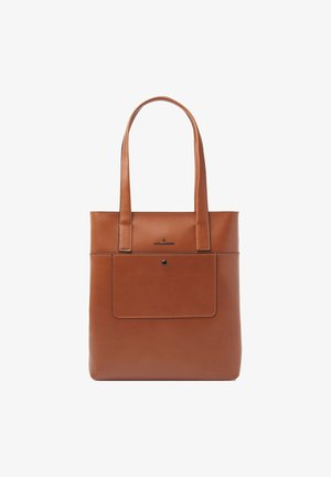 Bruine leren tote bag met twee schouderbanden, een voorzak en subtiele stiksels. Glad oppervlak en rechthoekige vorm.