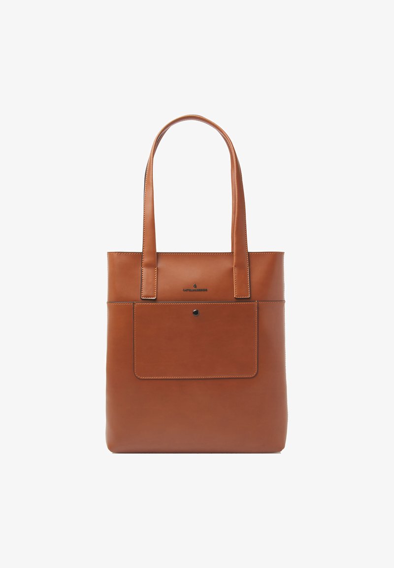 Braune Ledertasche mit zwei Schulterriemen, einer Fronttasche und dezenten Nähdetails. Glatte Textur und rechteckige Form.