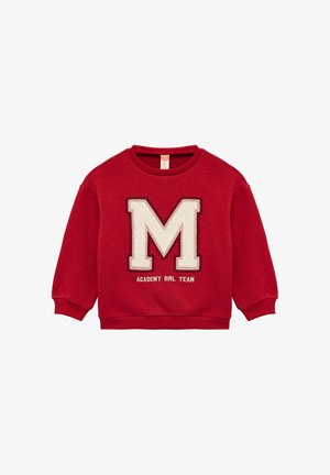 Sudadera roja hecha de tela suave, con una gran "M" bordada en blanco y el texto "ACADEMY GIRL TEAM" debajo. Puños y dobladillo acanalados.