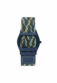 Vävd klockrem i blå, bruna och gröna nyanser; har en strukturerad yta med en slät blå spänne och sömdetaljer.