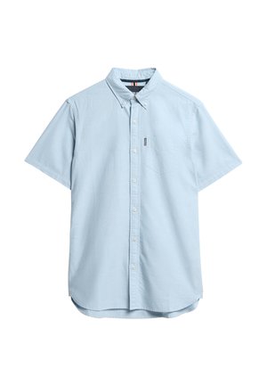 Camicia azzurra a maniche corte con bottoni e colletto, dotata di una tasca sul petto e orlo curvo, realizzata in un tessuto morbido.