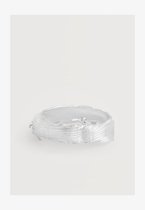 Zilveren gestructureerde armband met een geribd golfachtig patroon en een glanzende gepolijste afwerking op een effen achtergrond.