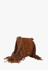 Borsa a tracolla in camoscio marrone con lunghe frange. Presenta una chiusura con zip e un dettaglio in metallo sul davanti. Texture morbida ovunque.