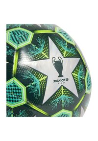 Pallone da calcio verde e nero con un grande design a stella bianca, forme esagonali e intricate fantasie con accenti evidenziati di verde neon.