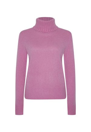 Pull à col roulé côtelé rose pâle avec des manches longues et une silhouette ajustée sur fond blanc.