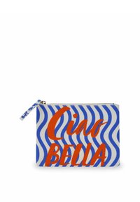 Ritsportemonnee met golfpatroon in blauw en wit. Tekst "Ciao Bella" in vet oranje. Gemaakt van stof, compact ontwerp met een lus voor de rits.