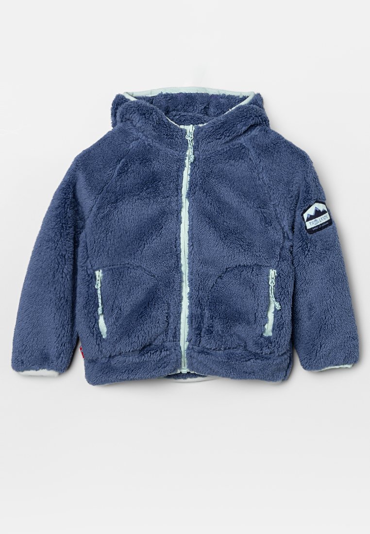 Marineblaue Fleecejacke mit Kapuze, vorderem Reißverschluss und zwei Reißverschlusstaschen. Mit einem Berg-Patch auf dem linken Ärmel. Weiche Textur.