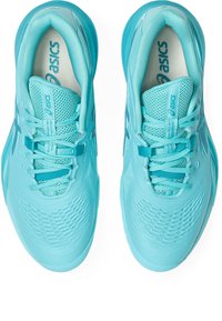 Scarpe da ginnastica azzurro chiaro con parte superiore in rete, design testurizzato e lacci, suola imbottita e logo del marchio sulla soletta.