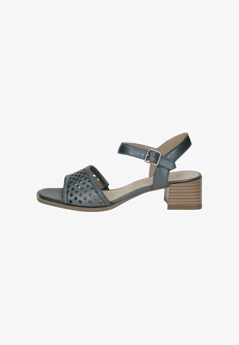 Sandale en cuir bleu foncé avec un design perforé, une bride ajustable à la cheville et un talon moyen carré. Texture lisse, accents minimalistes.